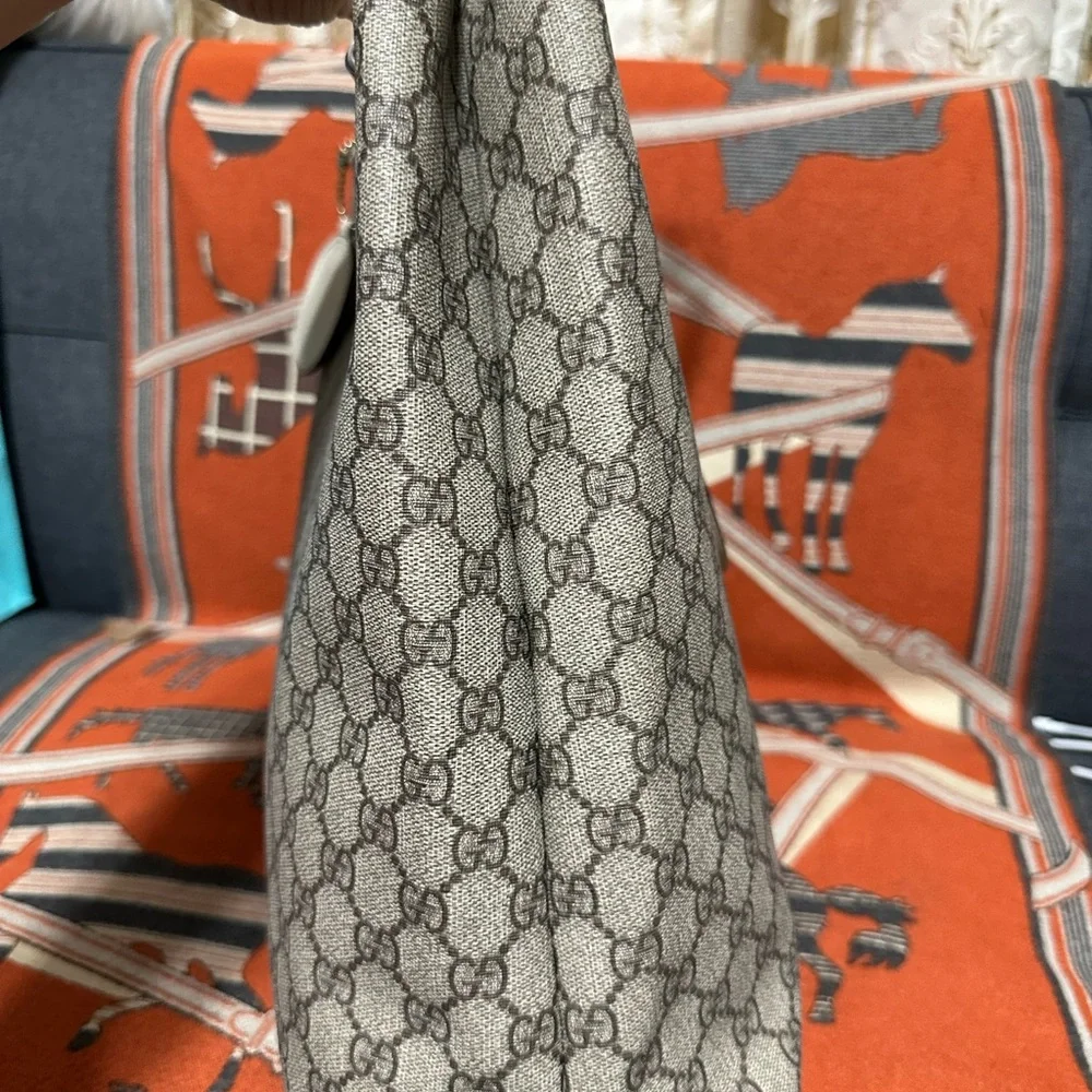 GUCCI ❤️🌟BEIGE MONOGRAM TOTE ⭐️ - Picture 5 of 10